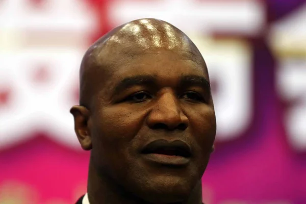 Der Amerikanische Box Weltmeister Evander Holyfield Spricht Auf Einer Pressekonferenz — Stockfoto