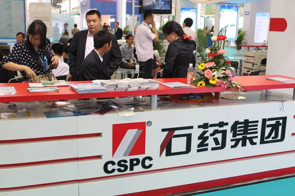 Kinesiska Anställda Ses Montern Cspc Pharmaceutical Group Utställning Shanghai Kina — Stockfoto