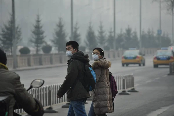 Pekin Yoğun Sisle Yüz Maskesi Takan Yayalar Yolun Karşısına Geçiyor — Stok fotoğraf