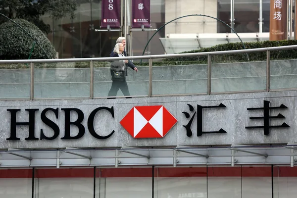 2015년 10일 보행자가 상하이 푸둥의 루자즈이 지구에 Hsbc 지점을 지나걷고 — 스톡 사진