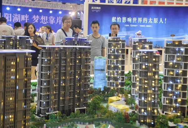 2015年8月28日 在中国北方山西省太原市举行的房地产博览会上 中国购房者查看了一个住宅项目的住房模型 — 图库照片