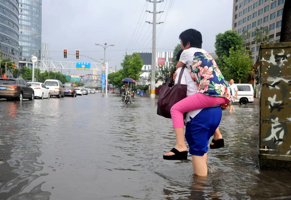 Пешеход Несущий Свою Мать Затопленной Дороге После Сильного Дождя Вызванного — стоковое фото