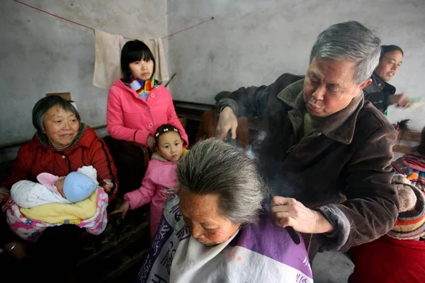 Čínský Holič Wang Weimei Používá Dvojici Žhavých Požárních Kleští Aby — Stock fotografie