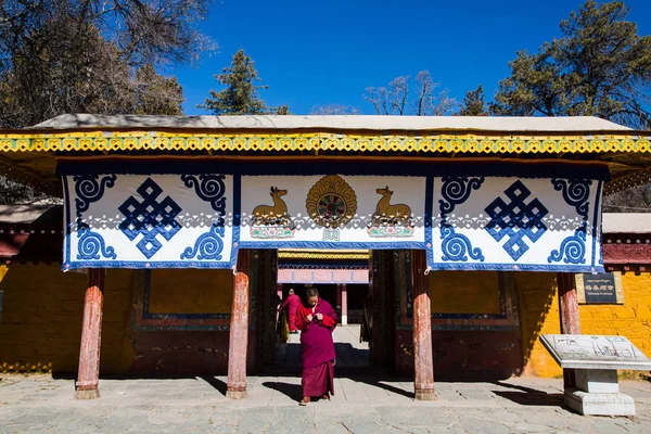 Lama Walks Out Temple Norbulingka Literally Jewelled Park Lhasa Southwest — Stock Photo, Image