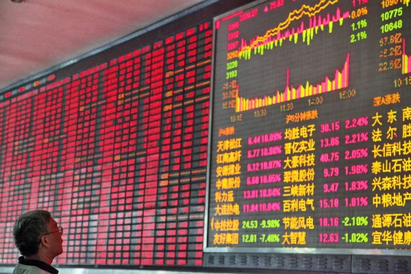Китайський Інвестора Перевіряє Цін Акцій Червоний Підйому Ціна Зелений Падіння — стокове фото