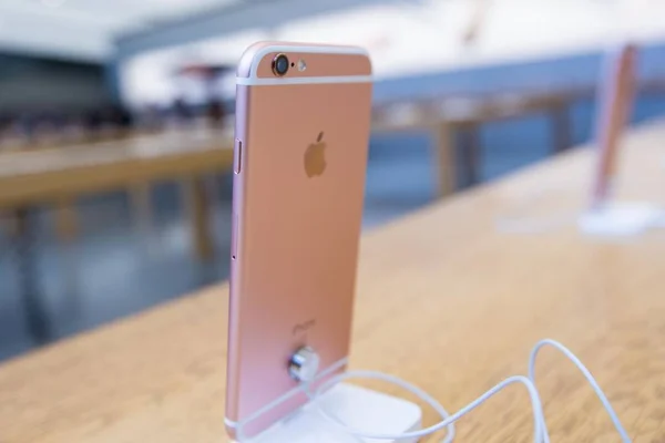 Розовое Золото Iphone Смартфон Отображается Apple Store Рядом Западным Озером — стоковое фото