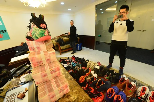 Letni Chiński Człowiek Mick Lewo Właściciel 283 Par Nike Jordan — Zdjęcie stockowe