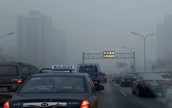 Coches Viajan Camino Smog Pesado Beijing China Diciembre 2015 —  Fotos de Stock
