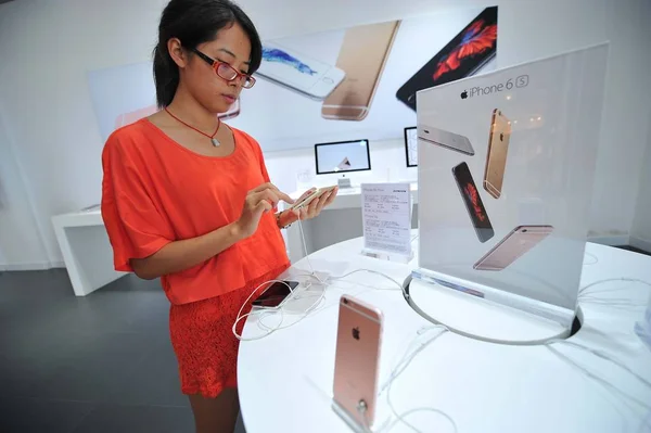 顧客は 西寧市 中国南部の広西チワン族自治区 2015 日にアップル ストアで Iphone スマート フォンをしようと — ストック写真
