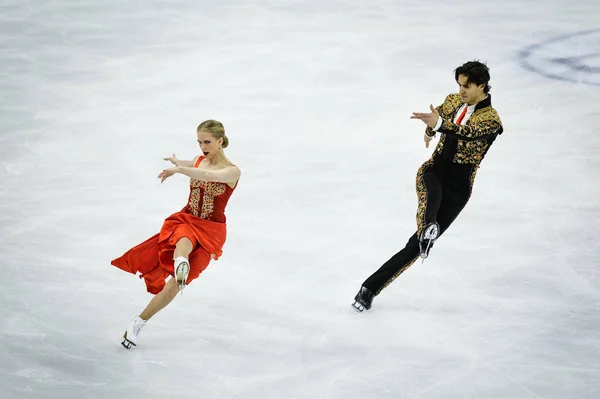 Kaitlyn Weaver Links Andrew Poje Van Canada Presteren Ice Dance — Stockfoto