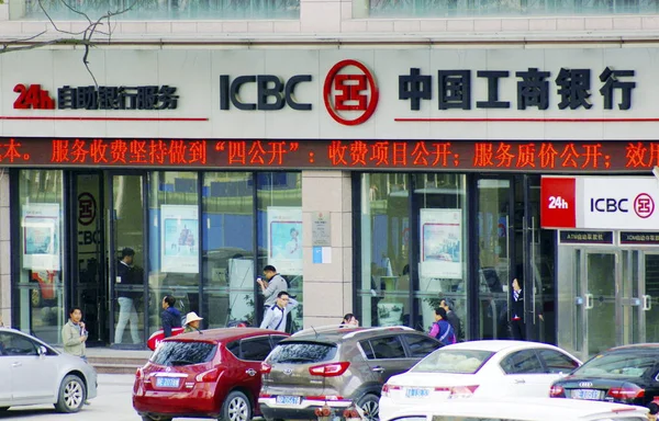 2015年4月14日 行人走过中国工商银行 中国工商银行 位于中国中部湖北省宜昌市的分行 — 图库照片
