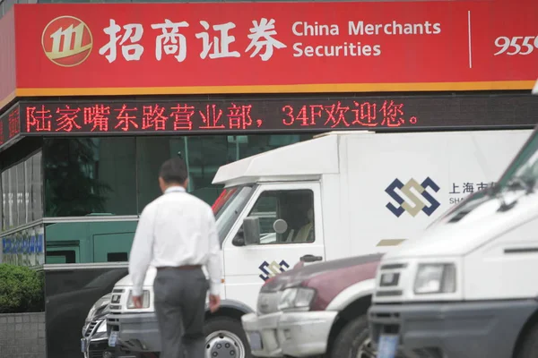 Pedestre Caminha Para Uma Filial China Merchants Securities Xangai China — Fotografia de Stock