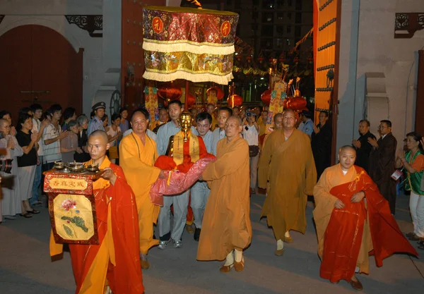 Monaci Buddisti Cinesi Portano Statua Del Corpo Cihang Buddha Durante — Foto Stock