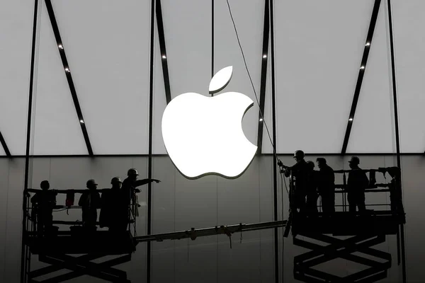 Китайские Рабочие Установили Логотип Apple Apple Store Западного Озера Городе — стоковое фото