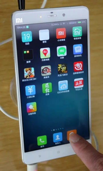 Client Încearcă Smartphone Xiaomi Magazin Xiaomi Din Orașul Wuhan Provincia — Fotografie, imagine de stoc
