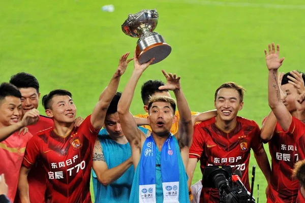 Zheng Zhi Guangzhou Evergrande Centro Segura Troféu Vencedor Lado Companheiros — Fotografia de Stock