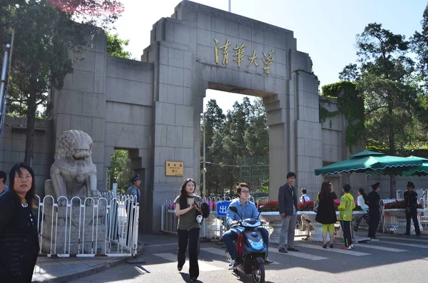 Voetgangers Poseren Voor Foto Voor West Gate Van Tsinghua University — Stockfoto