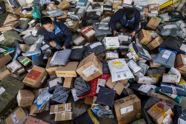 Los Trabajadores Chinos Clasifican Paquetes Mayoría Los Cuales Son Compras —  Fotos de Stock