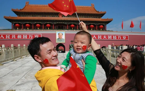 Китайская Семья Трех Поз Фотографии Перед Трибуной Тянь Аньмэнь Пекине — стоковое фото