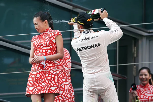 Der Brite Lewis Hamilton Von Mercedes Rechts Sprüht Einer Hostess — Stockfoto