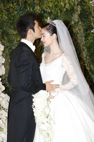 Ator Chinês Huang Xiaoming Esquerda Beija Sua Esposa Atriz Angelababy — Fotografia de Stock