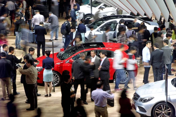 Visitantes Lotam Stand Mercedes Benz Durante Xvi Exposição Internacional Indústria — Fotografia de Stock