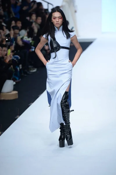 モデルは 2015 中国の北京で中国ロンドンファッションウィークの春 2016 Sheguang 胡のファッションショーで新しい創造を表示します — ストック写真