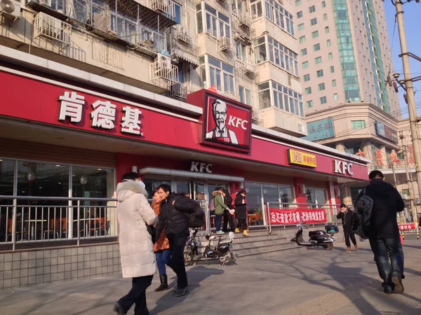 Gyalogosok Séta Múltban Kfc Gyorsétterem Yum Brands Pekingben Kínában Január — Stock Fotó