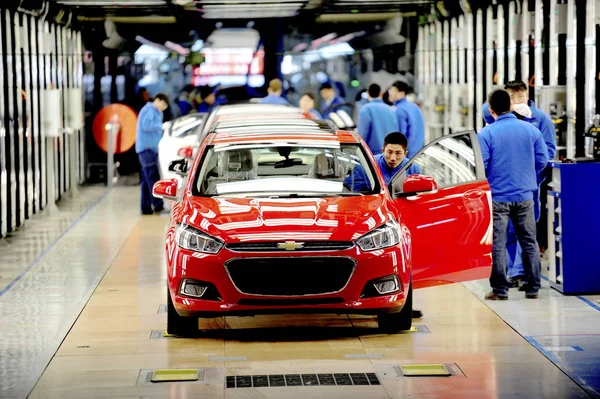 Trabajadores Chinos Revisan Automóviles Chevrolet Cruze Línea Montaje Una Planta — Foto de Stock