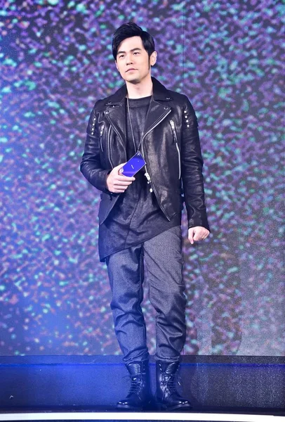 Cantor Taiwanês Jay Chou Posa Com Smartphone Sony Xperia Premium — Fotografia de Stock