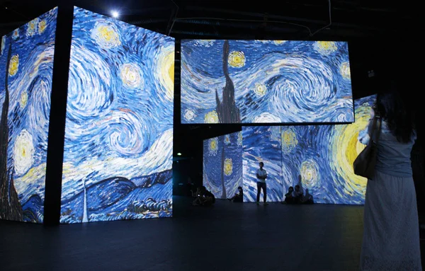 Visitor Takes Photos Multimedia Exhibit Dutch Artist Vincent Van Gogh — Stock Photo, Image