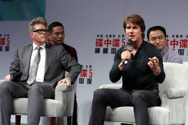 Amerykanin Aktor Tom Cruise Prawo Mówi Obok Reżyser Christopher Mcquarrie — Zdjęcie stockowe