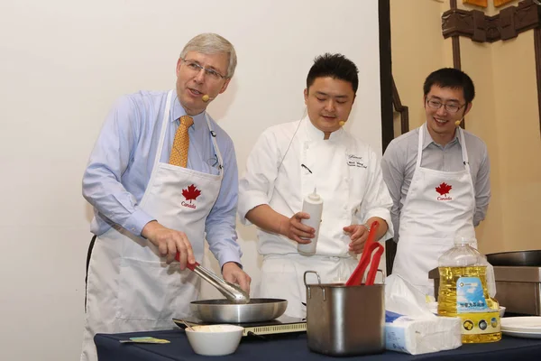 Canadian Ambassador China Guy Saint Jacques Left Shows His Cooking — Stock Photo, Image