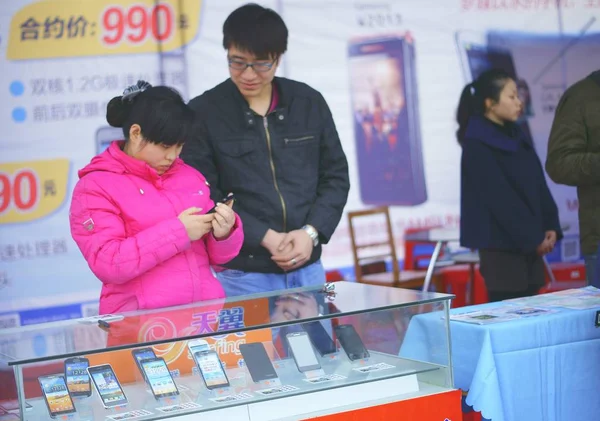 Des Clients Essaient Des Smartphones Dans Magasin Téléphonie Mobile Yichang — Photo