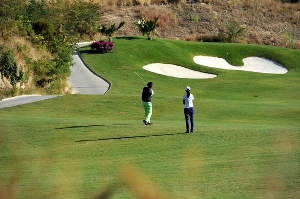 2012年12月19日 四川省西南省攀枝花市一个高尔夫球场 一名男子练习高尔夫 — 图库照片