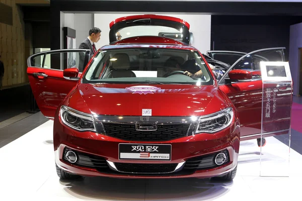 File Visitante Prueba Qoros Durante Una Exposición Automóviles Ciudad Nanjing —  Fotos de Stock