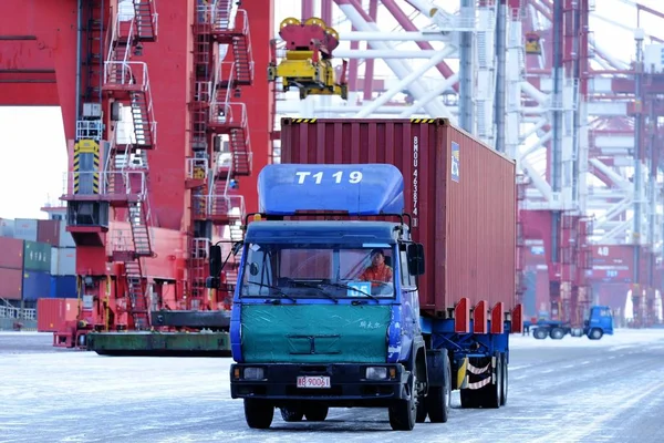 Camión Transporta Contenedor Para Ser Enviado Extranjero Muelle Puerto Qingdao — Foto de Stock