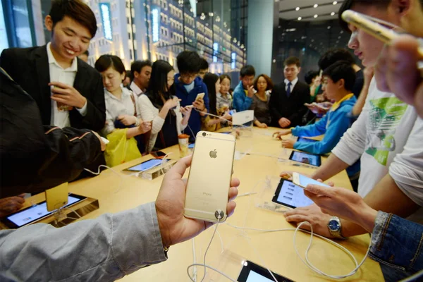Πελάτες Δοκιμάσουν Iphone Και Iphone Smartphones Στο Apple Store Στην — Φωτογραφία Αρχείου
