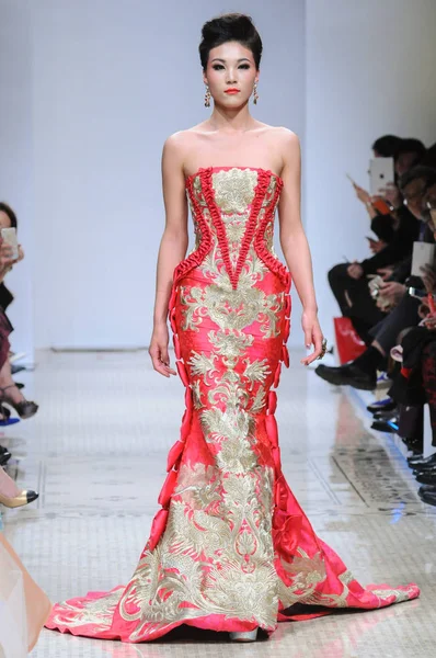 Model Displays New Creation Guo Pei Fashion Show Shanghai Fashion — Stock Photo, Image