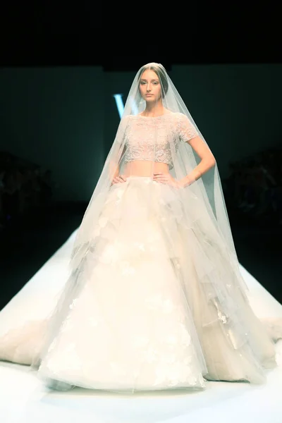 Modelo Muestra Una Nueva Creación Desfile Moda Marca Vestidos Novia —  Fotos de Stock