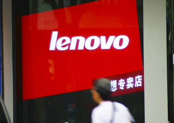 Ein Fußgänger Geht Einem Lenovo Geschäft Der Stadt Yichang Der — Stockfoto