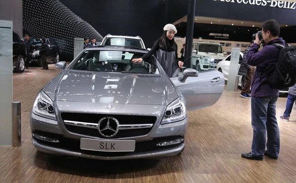 Επισκέπτης Δημιουργεί Φωτογραφίες Mercedes Benz Slk Κατά Διάρκεια Έκθεσης Αυτοκινήτων — Φωτογραφία Αρχείου