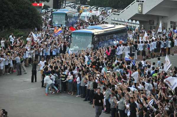Una Multitud Aficionados Fútbol Ven Llegada Autobuses Que Transportan Los — Foto de Stock
