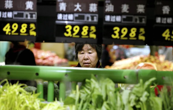 中国東部の安徽州 Huaibei 市にあるスーパーマーケットでの野菜の中国顧客ショップ 2015年4月10日 — ストック写真