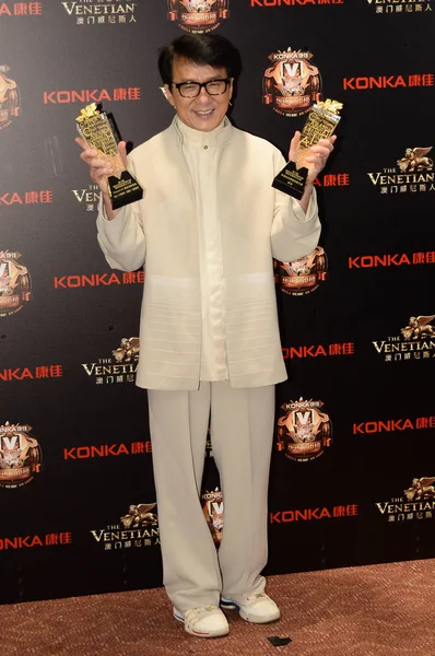 Jackie Chan Star Kungfu Hong Kong Pose Avec Ses Trophées — Photo