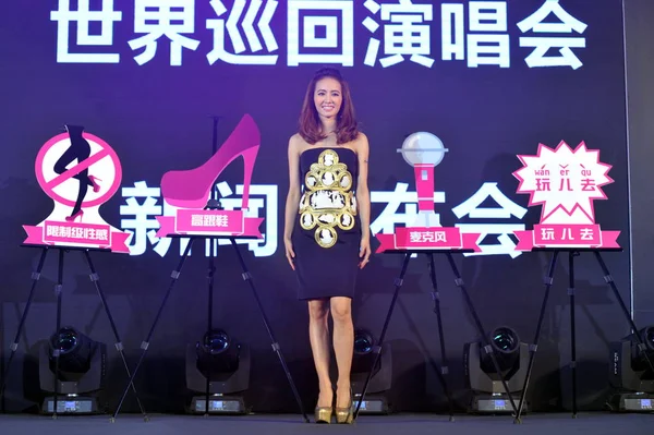 世界ツアーの 彼女の北京コンサート 2015 日の記者会見の間に台湾の歌手蔡依林ツァイ ポーズします — ストック写真