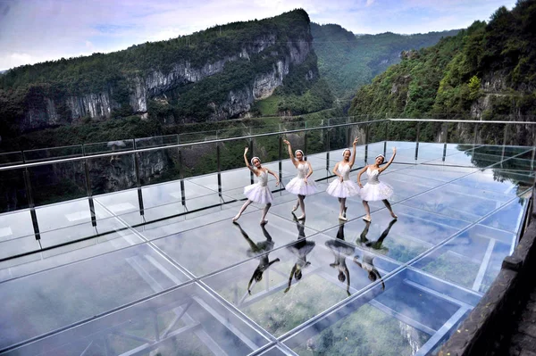 Bailarines Ballet Bailan Plataforma Observación Vidrio Más Grande Asia Acantilado — Foto de Stock