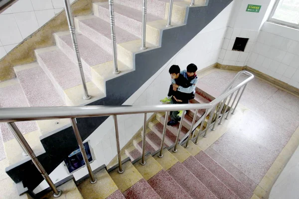 Китайский Студент Сюй Слева Несет Своего Одноклассника Инвалида Чжан Спине — стоковое фото