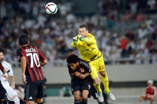 Torhüter Diego Lopez Rodriguez Von Mailand Oben Trifft Den Ball — Stockfoto