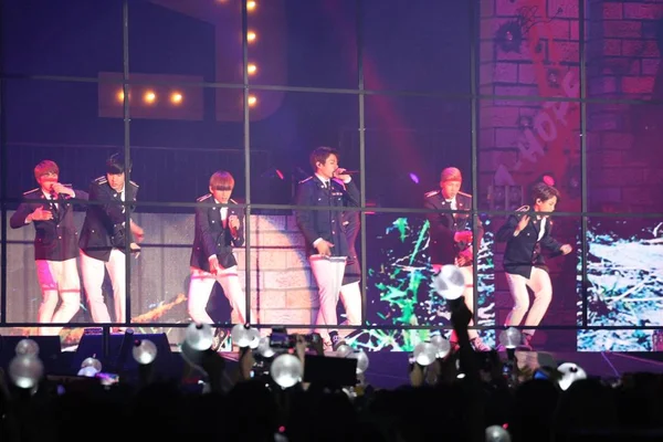Medlemmar Sydkoreanska Pojke Gruppen Bts Bangtan Pojkar Utföra Konserten 2015 — Stockfoto
